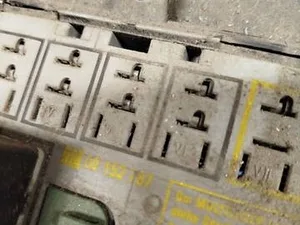 Блок запобіжників 09152787 Opel Vectra B