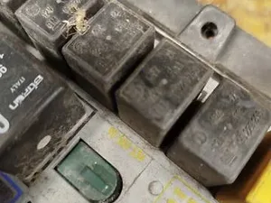 Блок запобіжників 90504534 Opel Vectra B