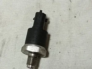 Датчик тиску палива Bosch 0281002405