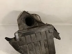 Корпус повітряного фільтра 058133843 Audi A6 C5, VW Passat B5