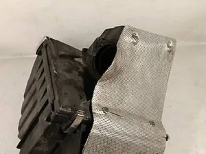 Корпус повітряного фільтра 058133843 Audi A6 C5, VW Passat B5
