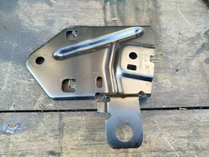 Кронштейн котушки ременя безпеки 765890005R Renault Megane III