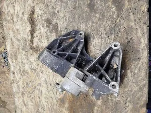 Кронштейн кріплення компресора кондиціонера 90528680 Opel Vectra B