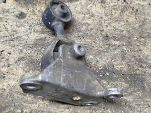 Кронштейн опори двигуна 90496940 Opel Vectra B