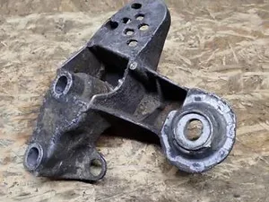 Кронштейн опори двигуна Лівий 4B0199351B Volkswagen Passat B5, Audi A6 C5