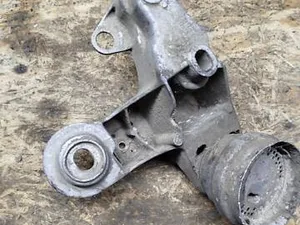 Кронштейн опори двигуна лівий 8D0199351H Volkswagen Passat B5, Audi A4 B5