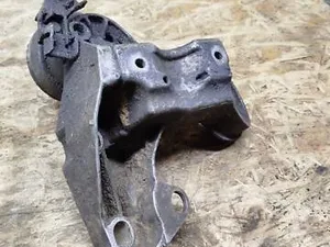 Кронштейн опори двигуна Правий Volkswagen Passat B5, Audi A6 C5