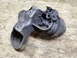 Кронштейн опори двигуна Правий Volkswagen Passat B5, Audi A6 C5