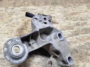 Кронштейн опори двигуна Правий 8E0199352 Volkswagen Passat B5, Audi A6 C5