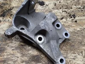 Кронштейн опори двигуна Правий 96451611 Peugeot 407 2.0 hdi