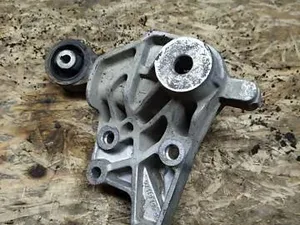 Кронштейн опори двигуна Правий 9645161180 Citroen C5, Peugeot 407 2.0 hdi