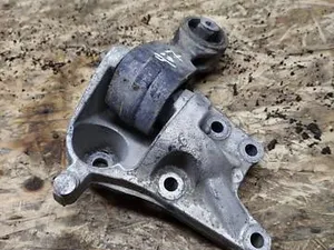Кронштейн опори двигуна Правий 9645161180 Citroen C5, Peugeot 407 2.0 hdi