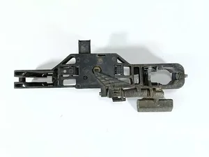 Кронштейн ручки дверей Лівий Передній 8200008430 Renault Laguna II