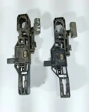 Кронштейн ручки дверей правий 8200008431 Renault Laguna II