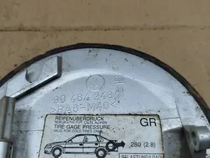 Лючок бензобака 90464248 Opel Vectra B