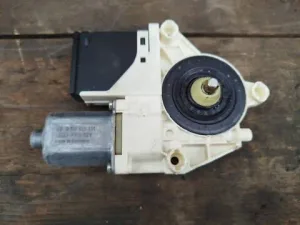 Моторчик склопідйомника задній правий 827306548R Renault Megane III