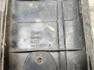 Накладка крила молдинг Правий Передній 443853972 Audi 100 C3