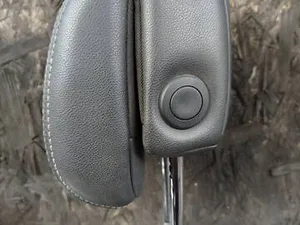 Підголівник Передній Renault Megane III