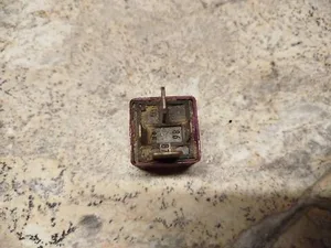 Реле паливного насоса 90494959 Opel Vectra B