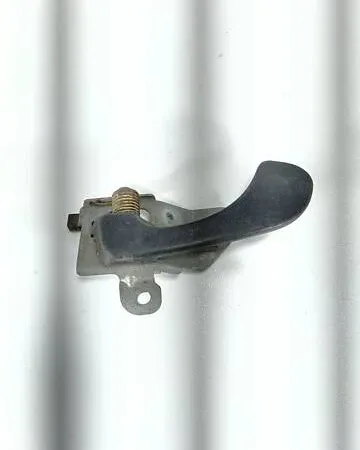 Ручка дверей внутрішня ліва MR288395 Mitsubishi Carisma