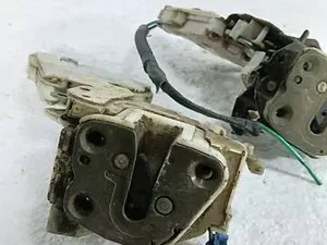 Замок дверей 8055201U60, 8255250J00 Nissan Primera P10 1990-1996