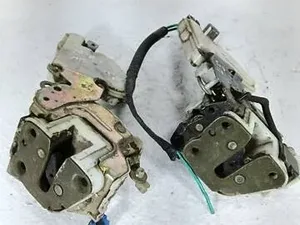 Замок дверей 8055201U60, 8255250J00 Nissan Primera P10 1990-1996