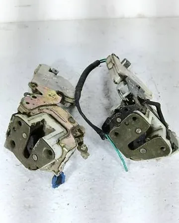 Замок дверей 8055201U60, 8255250J00 Nissan Primera P10 1990-1996