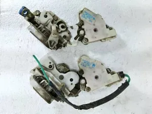 Замок дверей 8055201U60, 8255250J00 Nissan Primera P10 1990-1996
