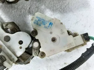 Замок дверей 8055201U60, 8255250J00 Nissan Primera P10 1990-1996