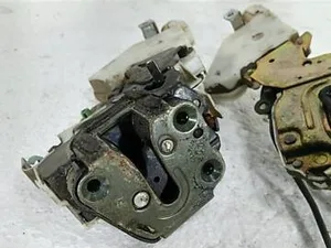 Замок дверей лівий 8055389907, 8255379907 Nissan Maxima 1995-2000