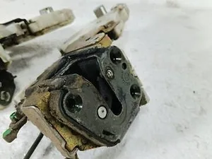 Замок дверей лівий 8055389907, 8255379907 Nissan Maxima 1995-2000