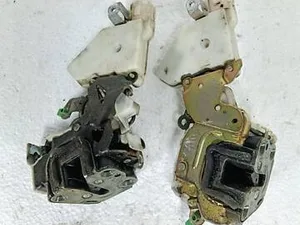 Замок дверей лівий 8055389907, 8255379907 Nissan Maxima 1995-2000