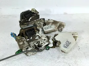 Замок дверей лівий 8055389907, 8255379907 Nissan Maxima 1995-2000