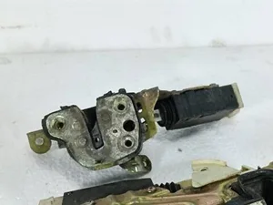 Замок дверей Лівий Задній 90493703 Opel Astra F, Omega B