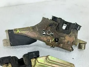 Замок дверей Лівий Задній 90493703 Opel Astra F, Omega B