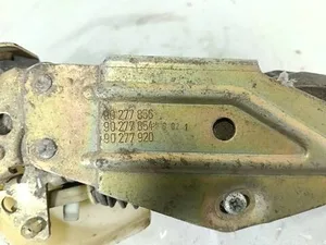 Замок дверей Правий Передній 90277856 Opel Vectra A