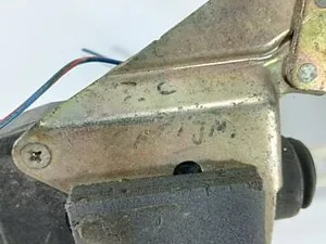 Замок дверей задній лівий Mitsubishi Carisma