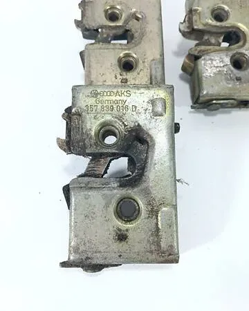 Замок дверей задній правий 357839016D Volkswagen Passat B3, B4